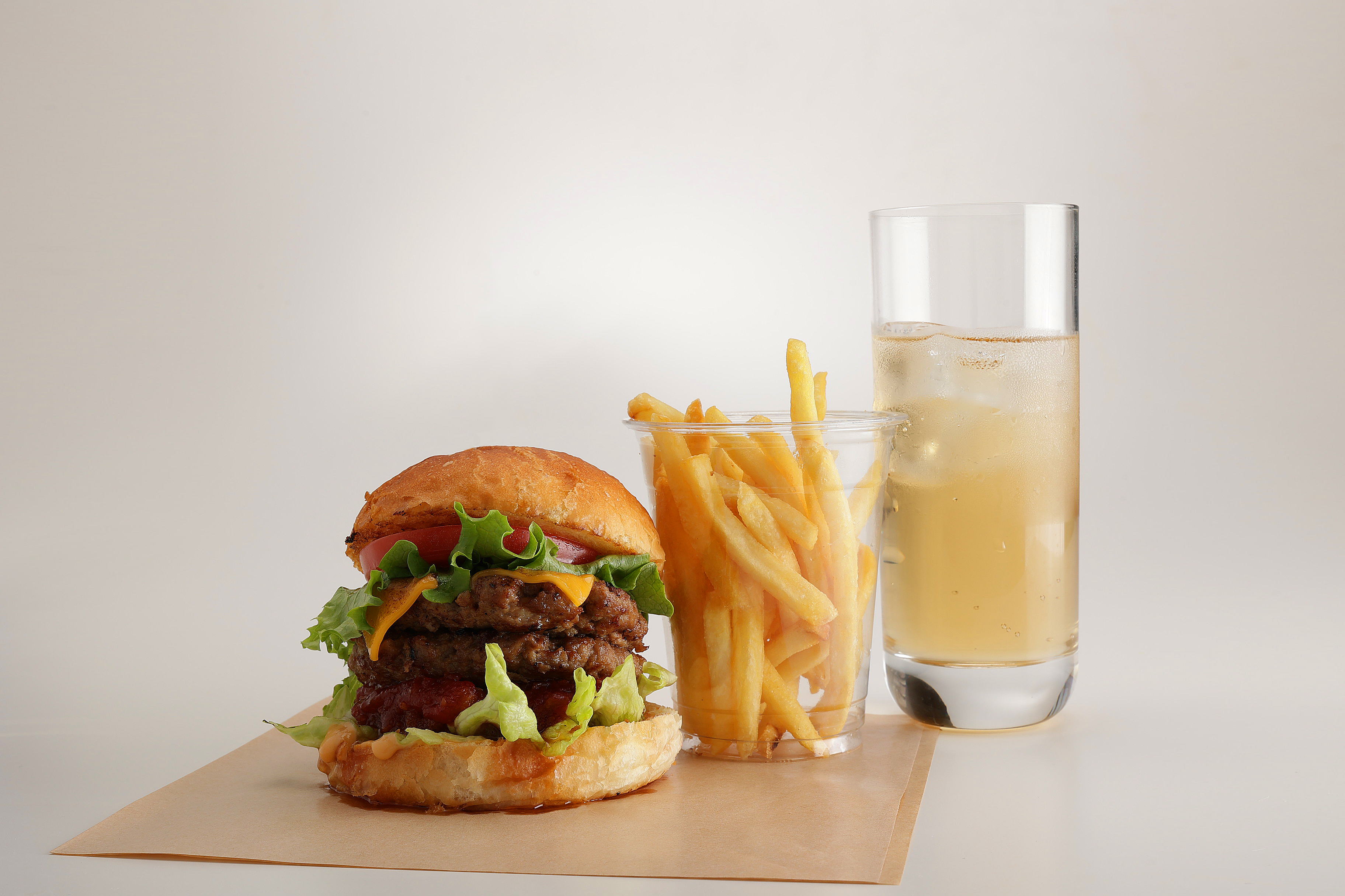 黒毛和牛を使用したグルメバーガー　淡路島玉ねぎのオニオンフライ使用